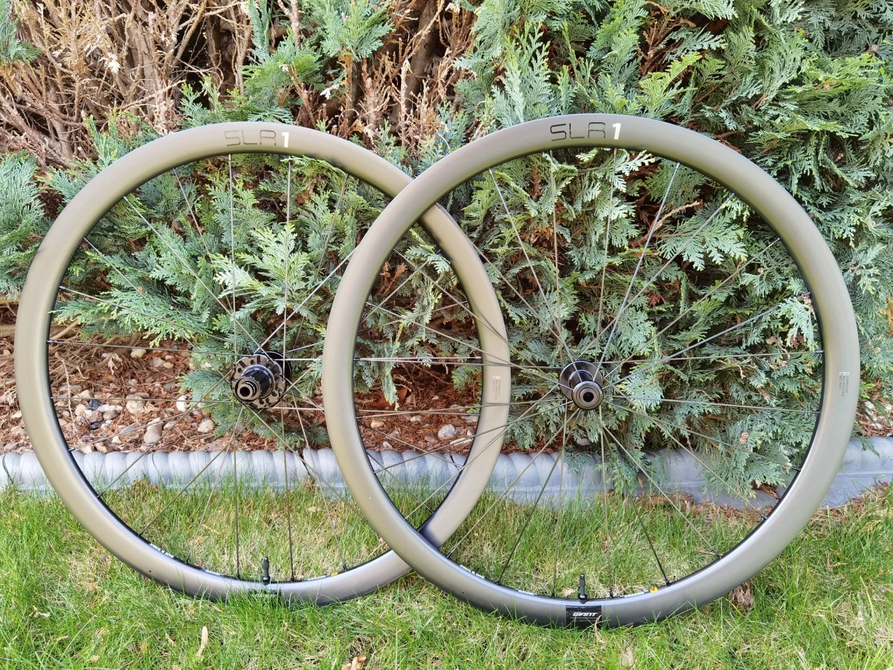 Giant SLR 1 36 Disc Carbon Tubeless Laufradsatz *1380g* 3 Giant SLR 1 36 Disc Carbon Tubeless Laufradsatz *1380g*